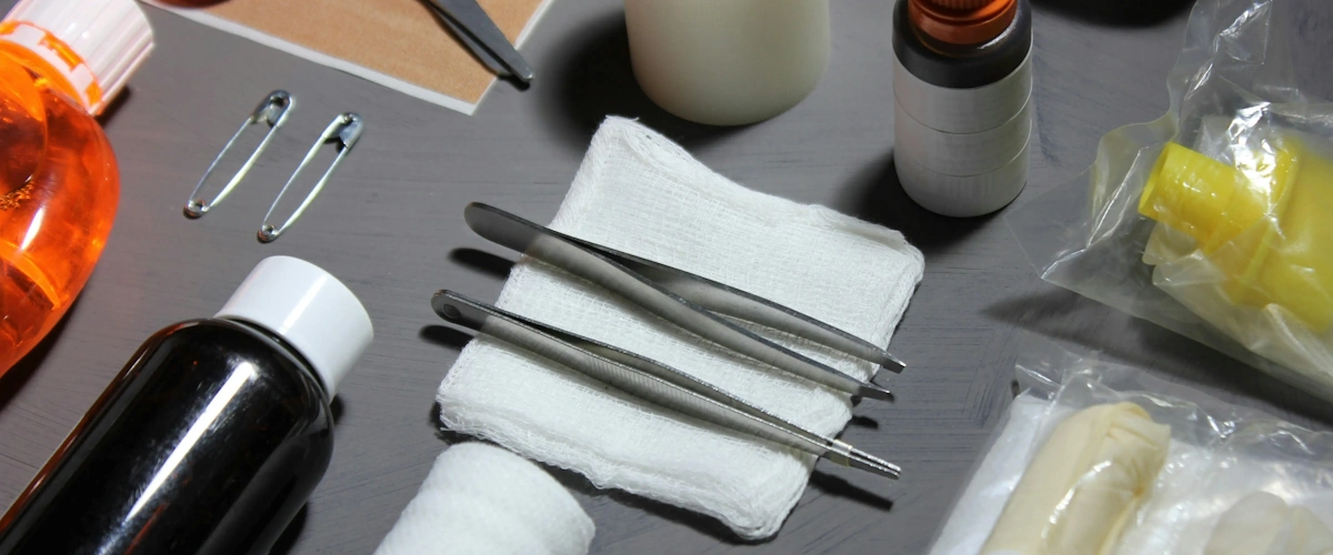 Medicazione di una ferita eseguita da un infermiere