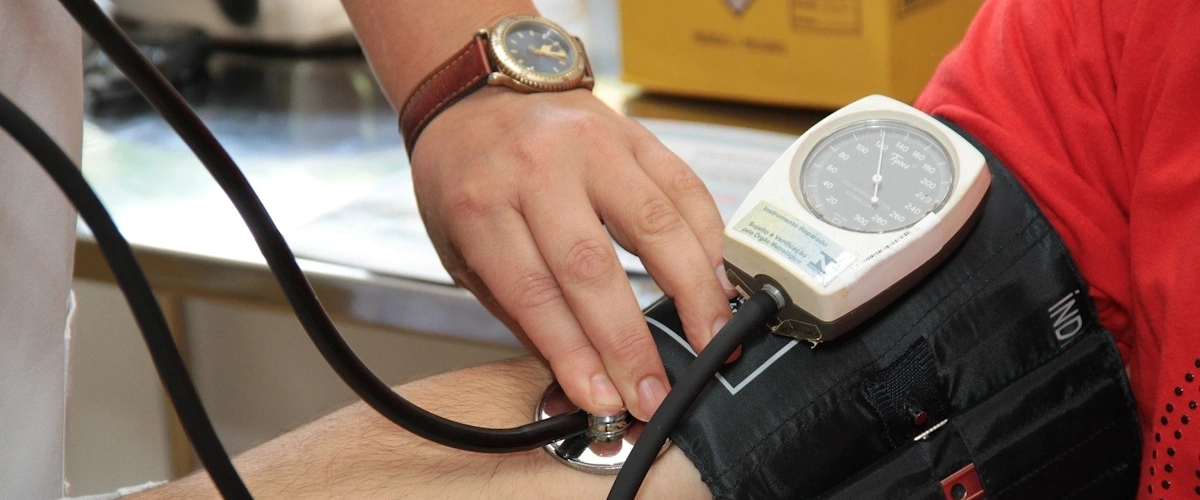 Infermiere che rileva i parametri vitali di un paziente