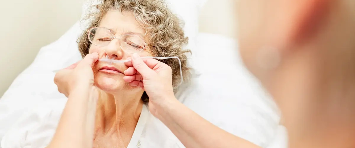 Infermiere che inserisce un sondino naso-gastrico a un paziente