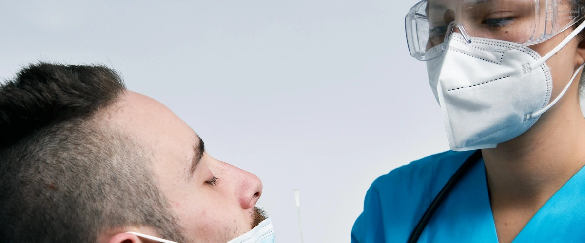 Operatore sanitario che esegue un tampone COVID